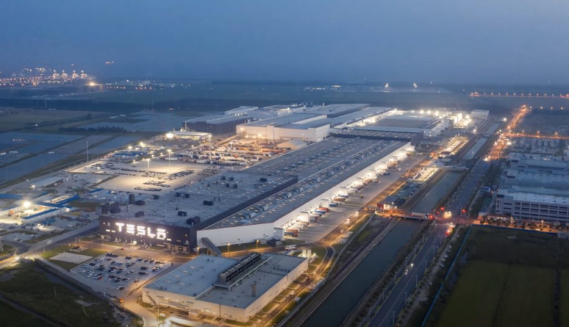 Tesla stutters under strict Shanghai lockdown; Beijing continues to hunt COVID